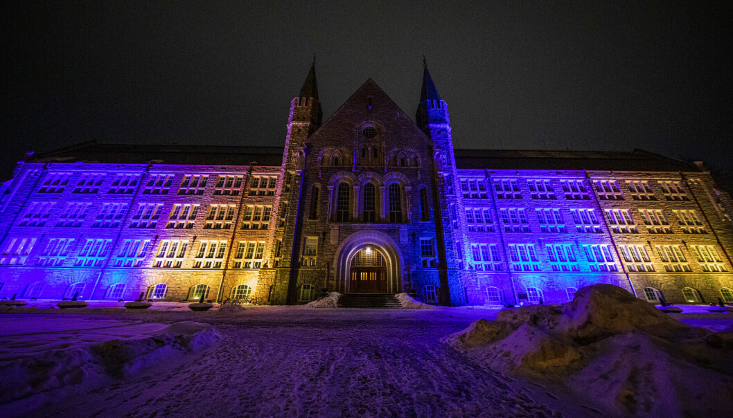 Rett etter krigens start ga NTNU symbolsk støtte til Ukraina ved å lyssette Hovedbygningen. Nå er det duket for praktisk støtte. Rett etter krigens start ga NTNU symbolsk støtte til Ukraina ved å lyssette Hovedbygningen. Nå er det duket for praktisk støtte.