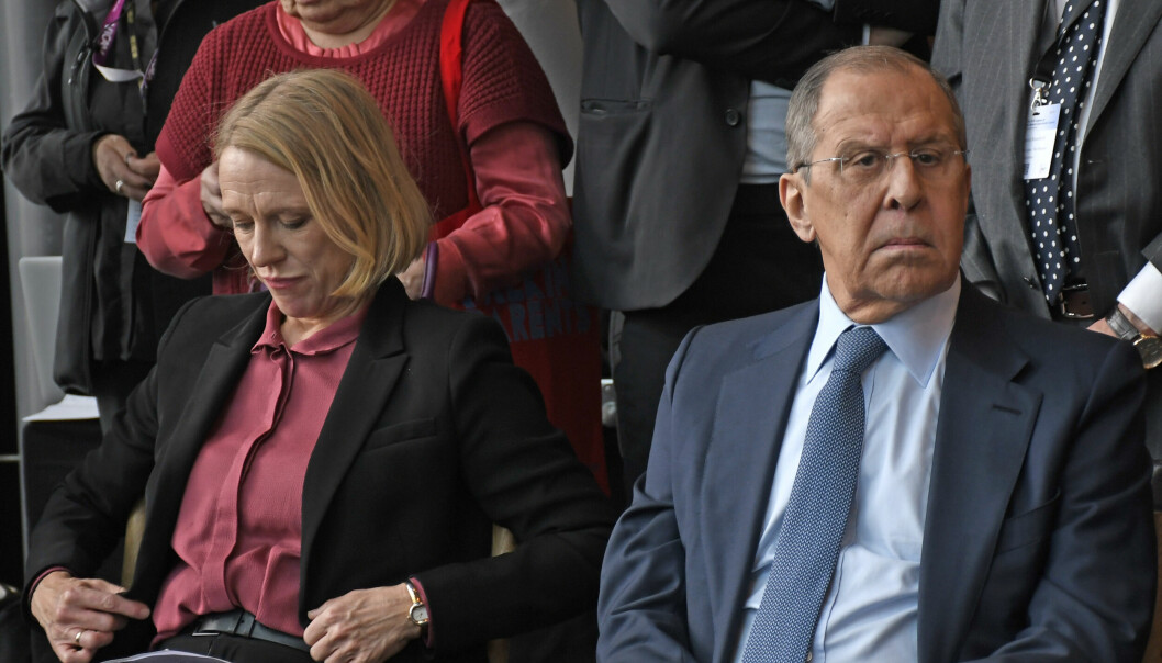 Russlands utenriksminister Sergej Lavrov i Tromsø under møtet i Barentarådet i oktober i fjor, sammen med sin norske kollega Anniken Huitfeldt:. Lavrov er æresdoktor ved universitetet i samme by - enn så lenge.