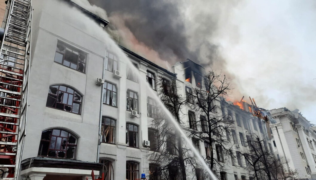 Universitetsbygninger i Kharkiv står i brann etter å ha blitt bombet av russiske invasjonsstyrker Universitetsbygninger i Kharkiv står i brann etter å ha blitt bombet av russiske invasjonsstyrker