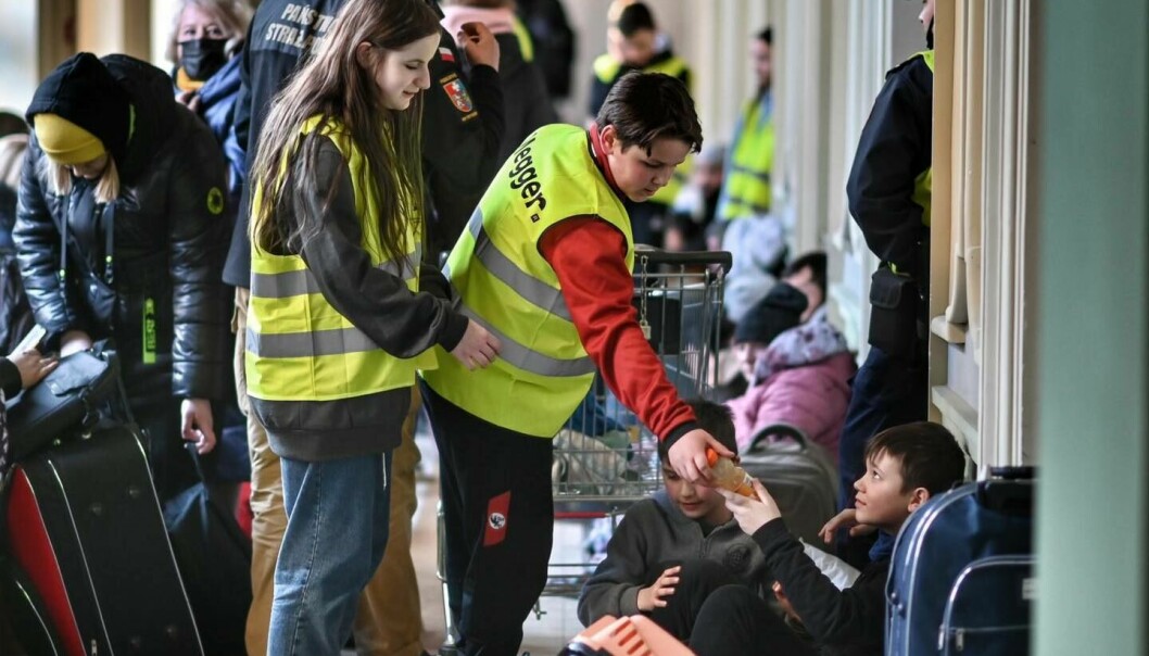 Frivillige hjelper ukrainske flyktninger på en togstasjon i den polske grensebyen Przemysl.