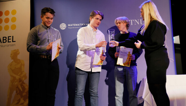 Topp tre, fra venstre: Noah Hessen Bjerke (nr2), vinner Andreas Notøy og Maxim Scherbakov (nr3) får diplom og premievase av statssekretr Kristina Torbergsen(Ap).