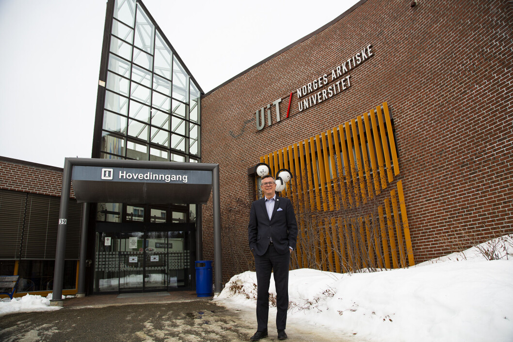 Vil russerne samarbeide med oss? UiT-rektoren viser en ny lov som er på trappene. Dersom denne innføres, noe som er høyst sannsynlig, må utenlandske universiteter godkjennes av russiske myndigheter før en samarbeidsavtale kan inngås med russiske institusjoner. Vil russerne samarbeide med oss? UiT-rektoren viser en ny lov som er på trappene. Dersom denne innføres, noe som er høyst sannsynlig, må utenlandske universiteter godkjennes av russiske myndigheter før en samarbeidsavtale kan inngås med russiske institusjoner.