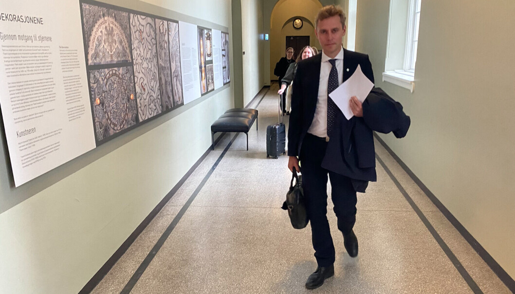 Statsråd Ola Borten Moe på vei inn i hastemøtet han innkalte NTNU-rektoren til mandag morgen. Med på møtet var også blant annet byggherre Marius Tunstad i Statsbygg og campusdirektør Merete Kvidal. Statsråd Ola Borten Moe på vei inn i hastemøtet han innkalte NTNU-rektoren til mandag morgen. Med på møtet var også blant annet byggherre Marius Tunstad i Statsbygg og campusdirektør Merete Kvidal.