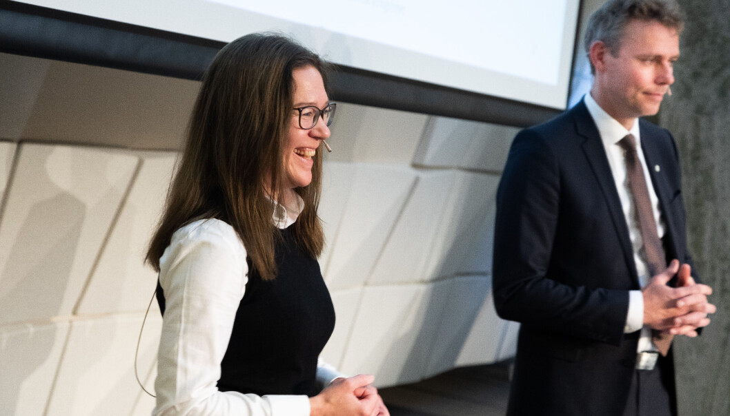 Anine Kierulf presenterte utvalgets funn. Ola Borten Moe mottok rapporten. Anine Kierulf presenterte utvalgets funn. Ola Borten Moe mottok rapporten.