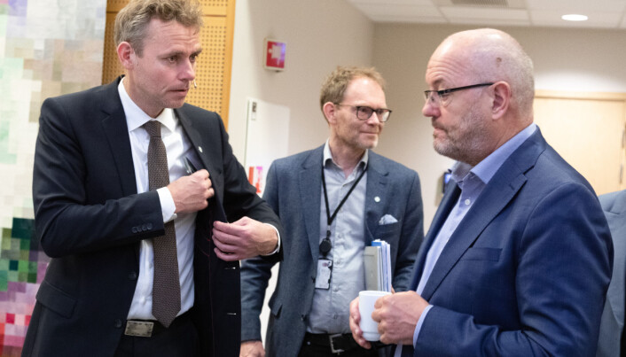 Minister for forskning og høyere utdanning Ola Borten Moe skulle både lytte og tale. Her sammen med sin statssekretær, Oddmund Løkensgaard Hoel, og tidlere NTNU-rektor og medlem av Kierulf-utvalget, Gunnar Bovim. Minister for forskning og høyere utdanning Ola Borten Moe skulle både lytte og tale. Her sammen med sin statssekretær, Oddmund Løkensgaard Hoel, og tidlere NTNU-rektor og medlem av Kierulf-utvalget, Gunnar Bovim.