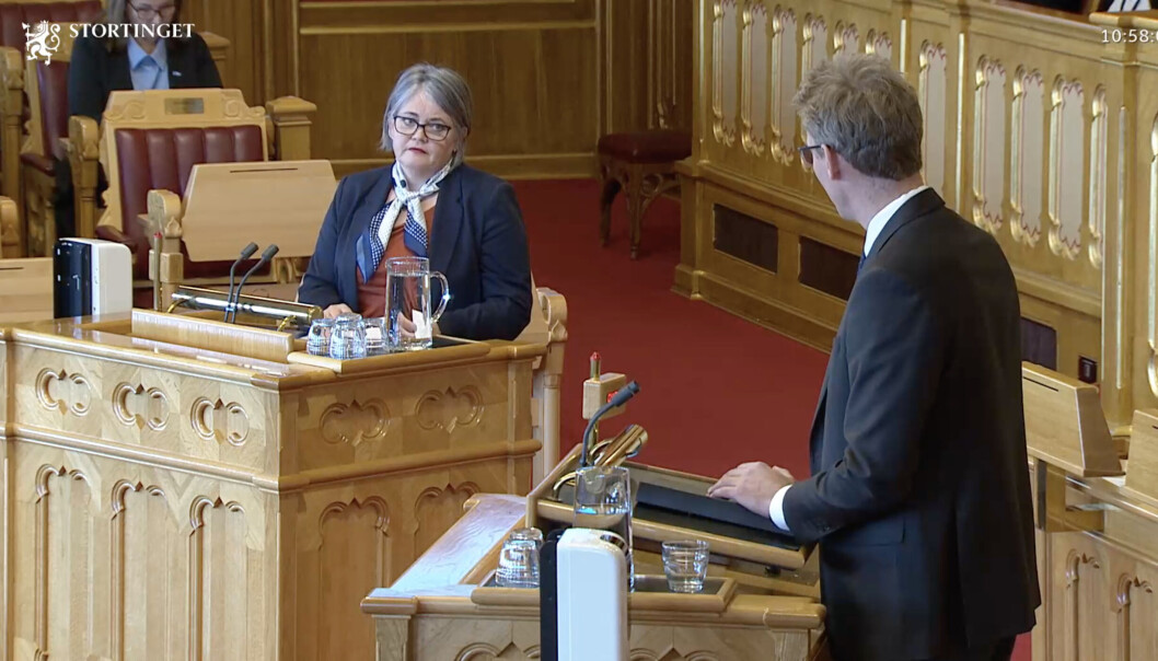 - Det er ikke til å stikke under en stol at da vi kom inn i departementet så ramlet en del skjeletter ut av skapene, svarte Ola Borten Moe da Kari-Anne Jønnes spurte om man så konturene av et nytt hvileskjær i UH-sektoren. - Det er ikke til å stikke under en stol at da vi kom inn i departementet så ramlet en del skjeletter ut av skapene, svarte Ola Borten Moe da Kari-Anne Jønnes spurte om man så konturene av et nytt hvileskjær i UH-sektoren.
