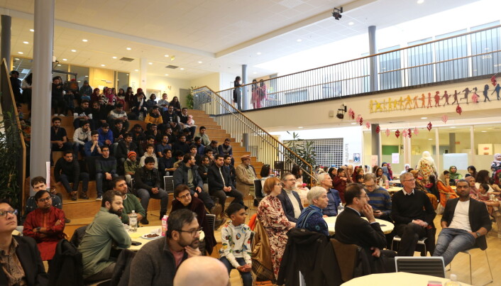 Blussuvoll skole ble hjem til både muslimsk feiring og kulturelle møter denne lørdagskvelden. Blussuvoll skole ble hjem til både muslimsk feiring og kulturelle møter denne lørdagskvelden.