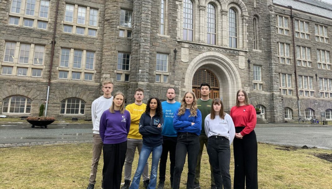 De har en klar beskjed til NTNU, Statsbygg og Ola Borten Moe: Vi godtar ikke en nedgradering. Gode arealer og nok plass har forrang for tverrfaglighet. Foran fra venstre: Emilie Hvidsten Swensen, Sara Lorch-Falch, Vilde Brødholt Vikene og Anita Vikestad. Bakerst fra venstre: Lars Ingar Tutturen, Simen Hustad, Ferdinand Tomek Marnburg, Sebastian Cheng og Hilde Dørum Haug . De har en klar beskjed til NTNU, Statsbygg og Ola Borten Moe: Vi godtar ikke en nedgradering. Gode arealer og nok plass har forrang for tverrfaglighet. Foran fra venstre: Emilie Hvidsten Swensen, Sara Lorch-Falch, Vilde Brødholt Vikene og Anita Vikestad. Bakerst fra venstre: Lars Ingar Tutturen, Simen Hustad, Ferdinand Tomek Marnburg, Sebastian Cheng og Hilde Dørum Haug .