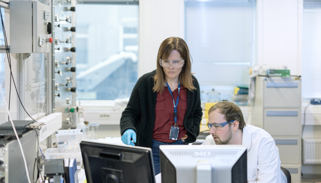 Professor Hilde J. Venvik på lab-en hvor hun veileder PhD-student Youri van Valen.