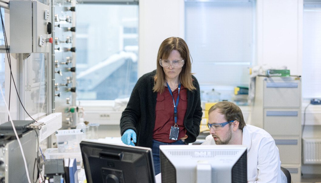 Professor Hilde J. Venvik på lab-en hvor hun veileder PhD-student Youri van Valen. Professor Hilde J. Venvik på lab-en hvor hun veileder PhD-student Youri van Valen.