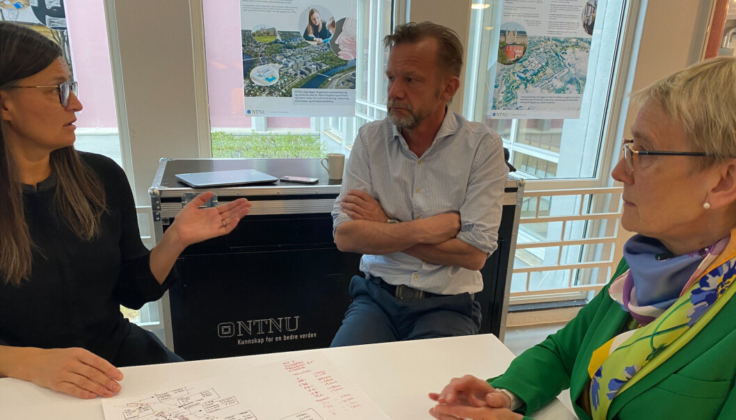 Merete Kvidal og Statsbyggs Simen Bakken da UA intervjuet dem om hvordan arbeidet med revisjonen av campusprosjektet gikk. Rektor Anne Borg var innom som snarest. Merete Kvidal og Statsbyggs Simen Bakken da UA intervjuet dem om hvordan arbeidet med revisjonen av campusprosjektet gikk. Rektor Anne Borg var innom som snarest.