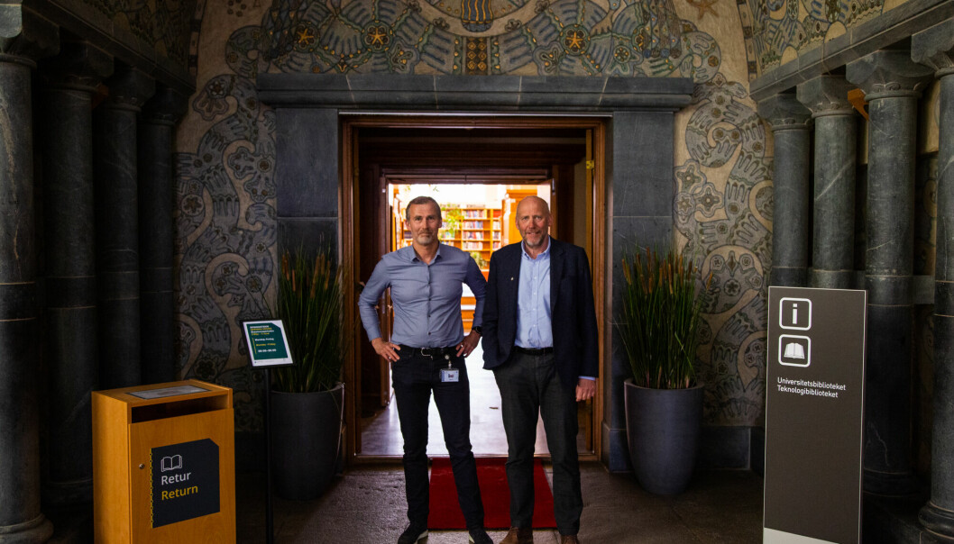 Biblioteksjef Sigurd Eriksson og prorektor Tor Grande foran Teknologibiblioteket i Hovedbygningen: - Diskusjonen om hvordan vi bruker ressursene knyttet til åpen vitenskap, blir viktig, sier Grande.