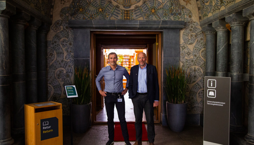 Biblioteksjef Sigurd Eriksson og prorektor Tor Grande foran Teknologibiblioteket i Hovedbygningen: - Diskusjonen om hvordan vi bruker ressursene knyttet til åpen vitenskap, blir viktig, sier Grande. Biblioteksjef Sigurd Eriksson og prorektor Tor Grande foran Teknologibiblioteket i Hovedbygningen: - Diskusjonen om hvordan vi bruker ressursene knyttet til åpen vitenskap, blir viktig, sier Grande.