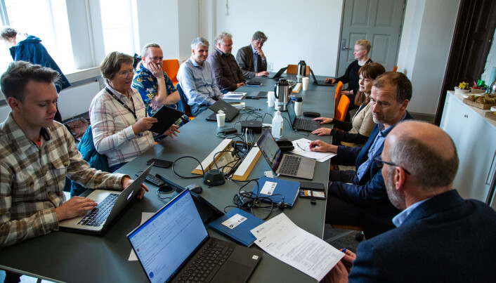 Første møte i flunkende nytt bibliotekråd. Fra venstre: Jørgen Valseth, Astrid Stadheim, Jesper A. Pedersen, Rune Volden, Torstein Baade Rø, Jens Vigen, Karina Mathisen, sekretær Åslaug Mostad, Sigurd Eriksson og Tor Grande. Aurora Dahl var ikke til stede da bildet ble tatt. Første møte i flunkende nytt bibliotekråd. Fra venstre: Jørgen Valseth, Astrid Stadheim, Jesper A. Pedersen, Rune Volden, Torstein Baade Rø, Jens Vigen, Karina Mathisen, sekretær Åslaug Mostad, Sigurd Eriksson og Tor Grande. Aurora Dahl var ikke til stede da bildet ble tatt.