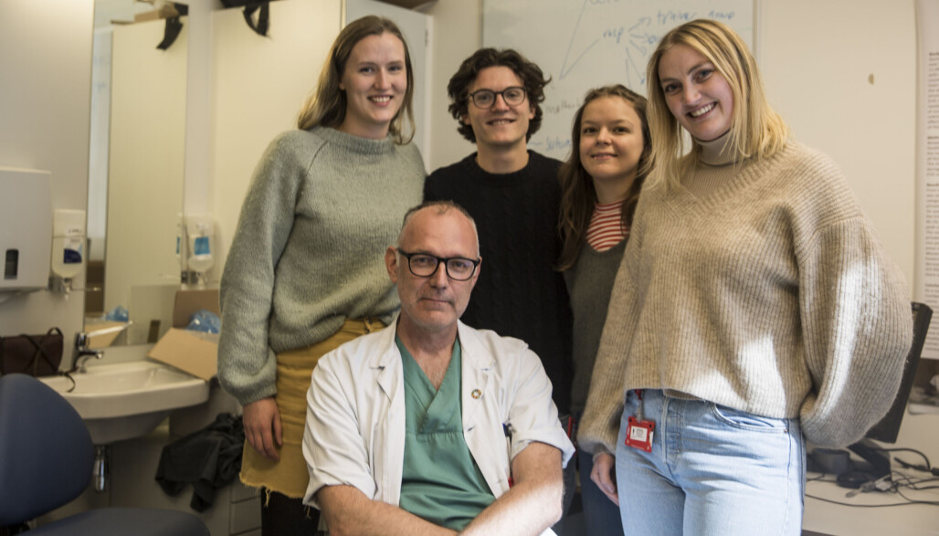 Bidrar med helse for en bedre verden: Håkon A. Bolkan (foran) er kirurgen som vil dele sin kunnskap med flere i Sierra Leone. Fire medisinstudenter samarbeider med CapaCare og kom nylig hjem fra landet. Fra venstre: Erika Logstein, Richard Hald Torp, Guro Stamland og Sigrid-Anne Bjorøy. Bidrar med helse for en bedre verden: Håkon A. Bolkan (foran) er kirurgen som vil dele sin kunnskap med flere i Sierra Leone. Fire medisinstudenter samarbeider med CapaCare og kom nylig hjem fra landet. Fra venstre: Erika Logstein, Richard Hald Torp, Guro Stamland og Sigrid-Anne Bjorøy.