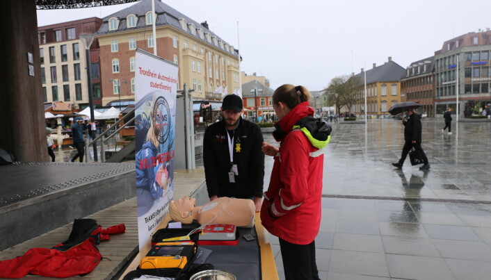 Hvem som helst kan bruke en hjertestarter for å redde et liv, det er en av tingene studentene i TrAMS vil formidle. Hvem som helst kan bruke en hjertestarter for å redde et liv, det er en av tingene studentene i TrAMS vil formidle.