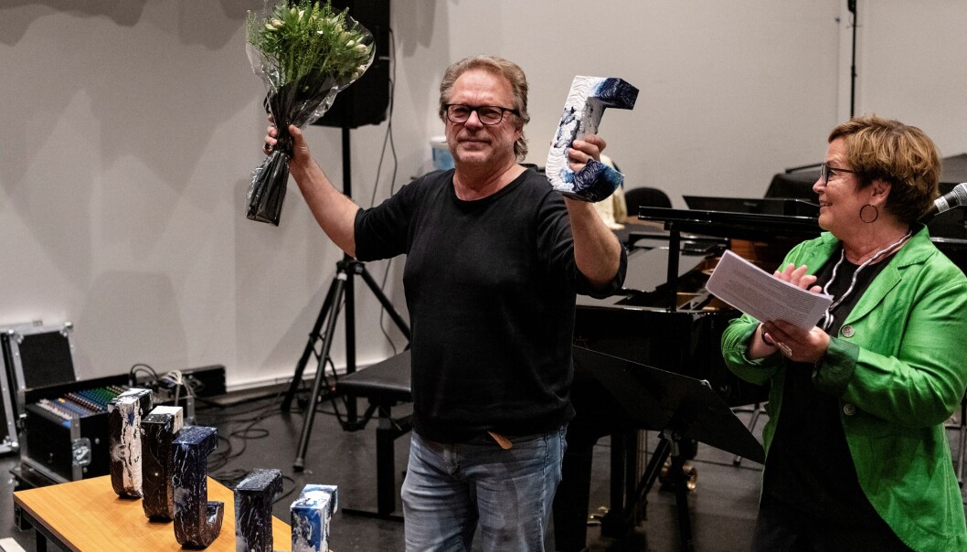 En rørt Erling Aksdal gleder seg over hedersprisen sammen med styreleder Ingrid Brattset i Norsk jazzforum. En rørt Erling Aksdal gleder seg over hedersprisen sammen med styreleder Ingrid Brattset i Norsk jazzforum.