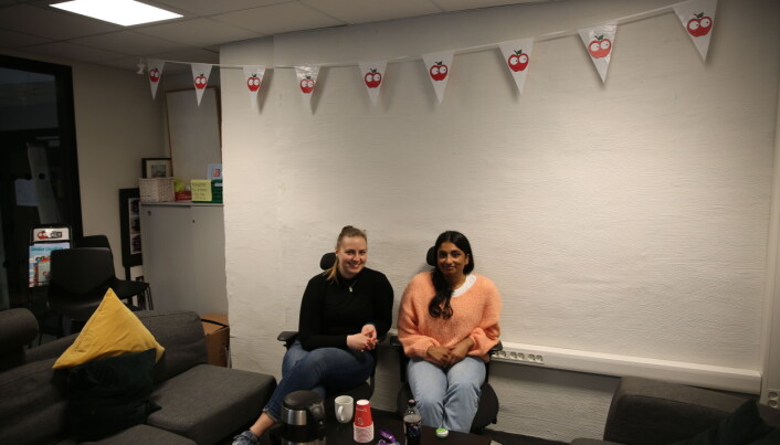 Instituttillitsvalgte Maria Vagle og Sharmika Raventhiran forteller at studentene savner steder å møte sine lærere. De sitter gjerne bak låste dører i åpne kontorlandskap og det finnes få felles vrimleområder. Instituttillitsvalgte Maria Vagle og Sharmika Raventhiran forteller at studentene savner steder å møte sine lærere. De sitter gjerne bak låste dører i åpne kontorlandskap og det finnes få felles vrimleområder.