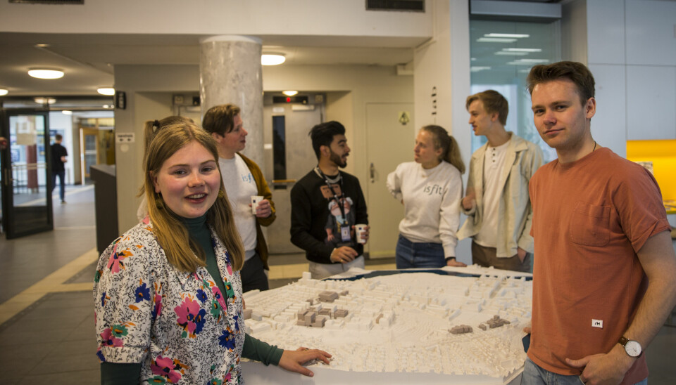 Jørgen Valseth og Amalie Farestvedt forteller at de har hatt en god del studenter innom som har interesse for campusprosjektet.