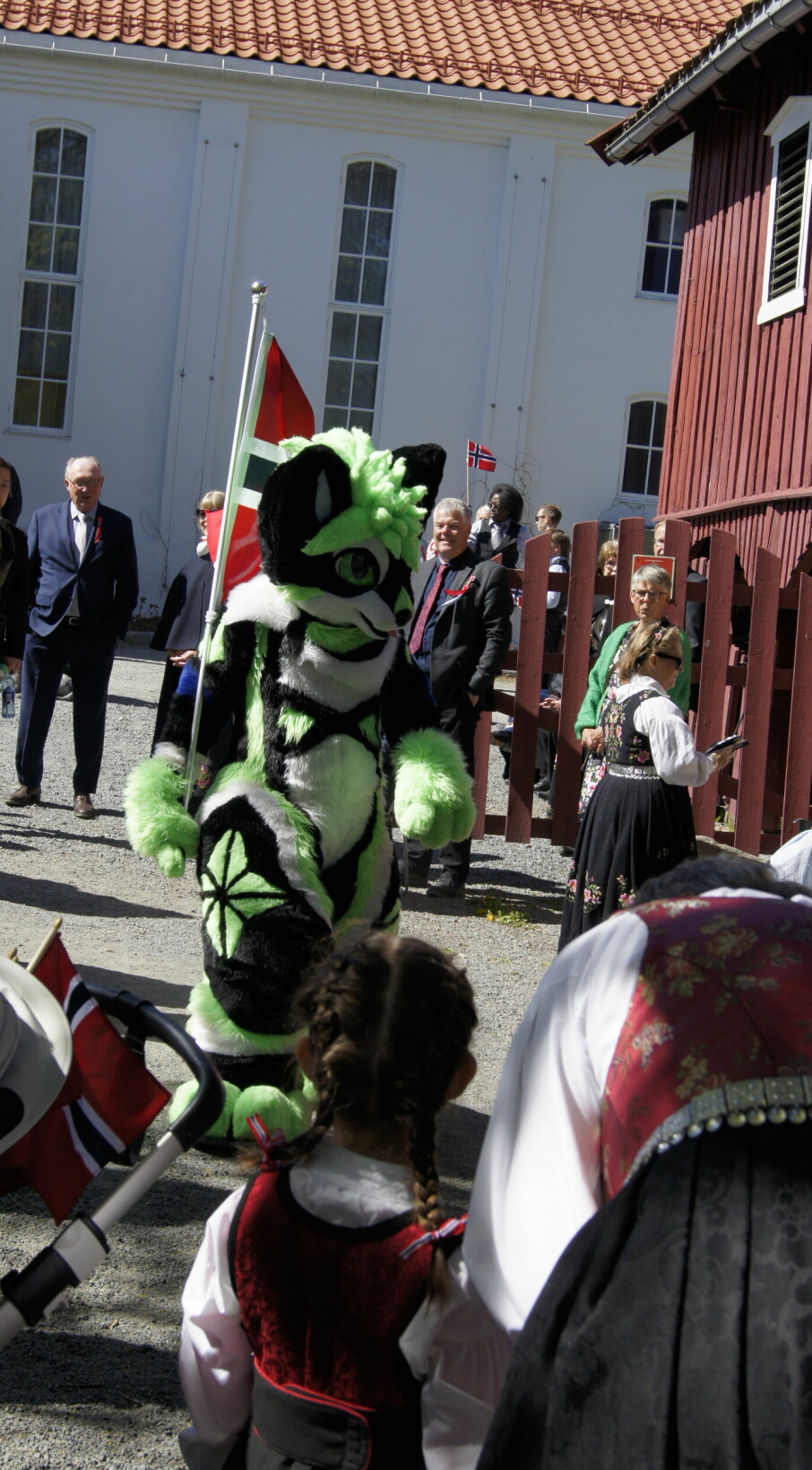 Under 17. mai-feiringa i Gjøvik fikk Vincent Sun mye oppmerksomhet som reven Kunai.