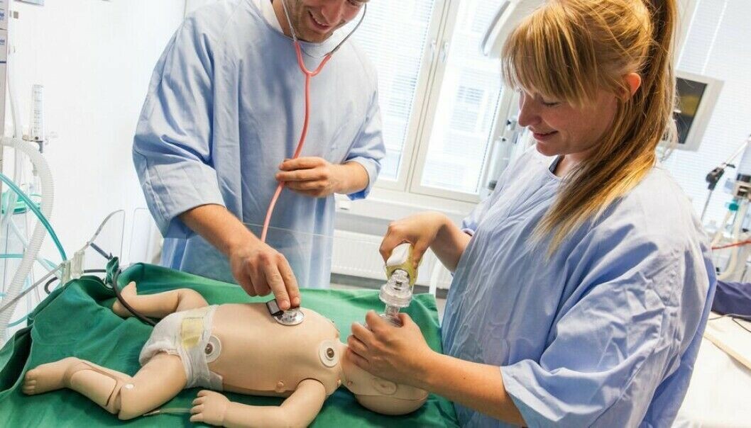 Illustrasjonsfoto fra ferdighetstrening for sykepleierstudenter. Illustrasjonsfoto fra ferdighetstrening for sykepleierstudenter.