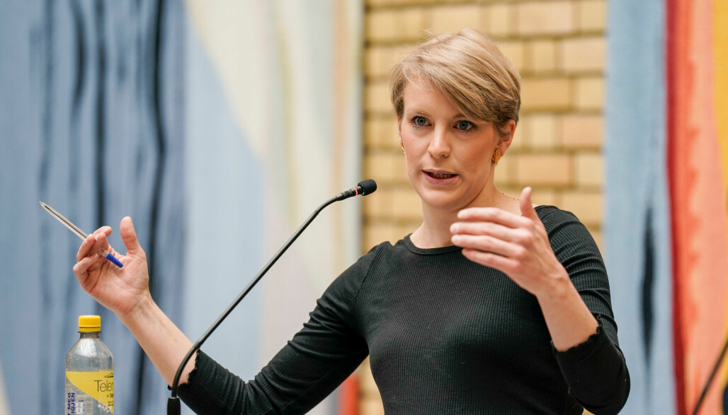 Kari Elisabeth Kaski (SV) under pressekonferansen om revidert nasjonalbudsjett i Vandrehallen i Stortinget tirsdag morgen.