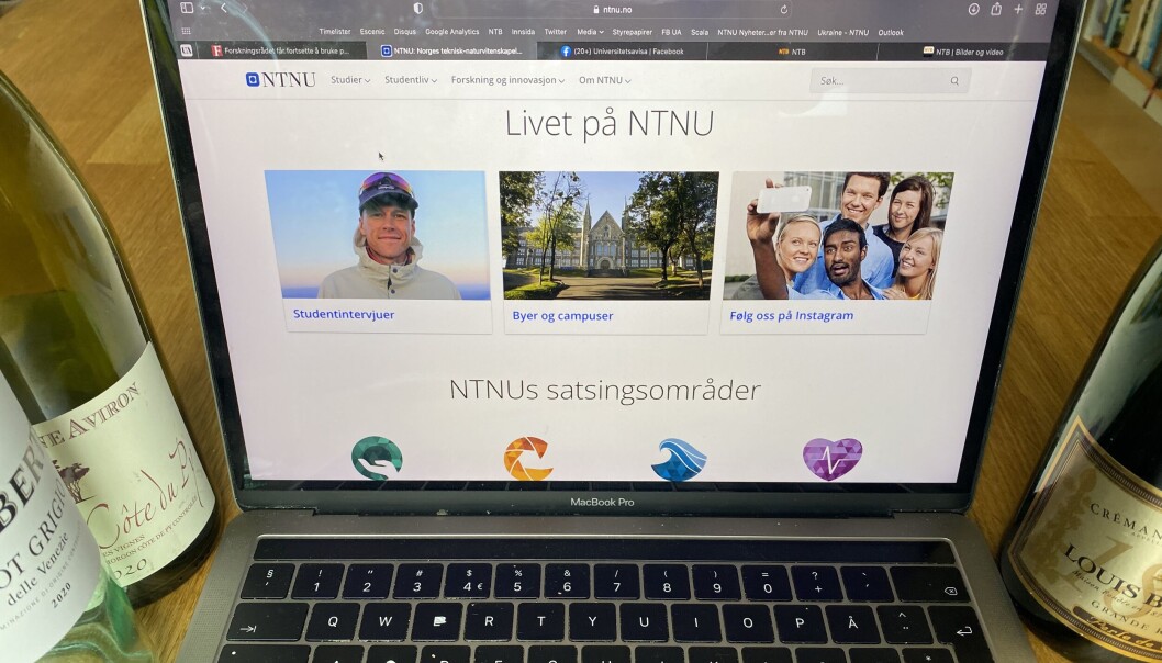 En student forteller at hun så en foreleser drikke av en hvitvinsflaske flere ganger i løpet av en nettforelesning. Illustrasjonsfoto. En student forteller at hun så en foreleser drikke av en hvitvinsflaske flere ganger i løpet av en nettforelesning. Illustrasjonsfoto.