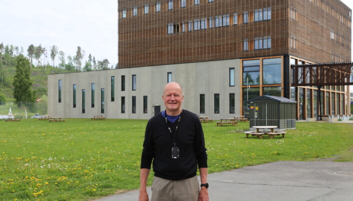 Kai Robert Jakobsen forteller at NTNU i Gjøvik tjener godt på å ha flere aktører å spille på. Her står han foran Smaragd, som er bygd av Statsbygg.