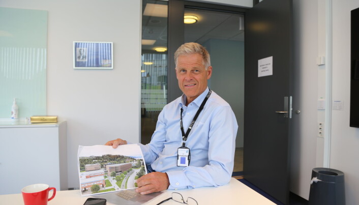 Per Jacobsen viser fram planene for et nytt bygg han håper de en dag får bygd på Gjøvik-campusen.