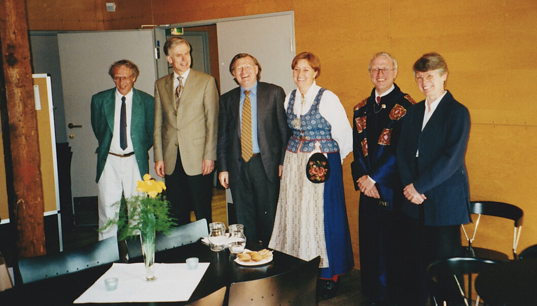 Doktoranden etter overstått disputas. Fra venstre: Professor Lars Hellan, NTNU, Professor Helge Jakhelln Dyvik, UiB, Professor David Lightfoot, U, of Georgetown, Doctor designata Kristin Melum Eide, Disputasleder og fungerende dekan Professor Wim van Dommelen, NTNU, og Professor Elisabeth Engdahl, U. i Göteborg. Doktoranden etter overstått disputas. Fra venstre: Professor Lars Hellan, NTNU, Professor Helge Jakhelln Dyvik, UiB, Professor David Lightfoot, U, of Georgetown, Doctor designata Kristin Melum Eide, Disputasleder og fungerende dekan Professor Wim van Dommelen, NTNU, og Professor Elisabeth Engdahl, U. i Göteborg.