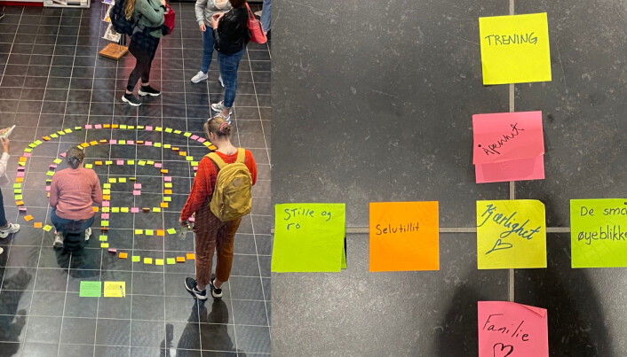 Studentprest ved NTNU i Gjøvik, Anne Anker Bolstad har lagd installasjoner som post-it-labyrinten for å oppmuntre studentene til å reflektere.