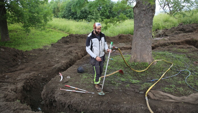 Arborist Robert Stellander Larsen er spesielt fornøyd med innkjøpet av en «vannspade». Den vasker skånsomt røttene til trærne for jord. Arborist Robert Stellander Larsen er spesielt fornøyd med innkjøpet av en «vannspade». Den vasker skånsomt røttene til trærne for jord.