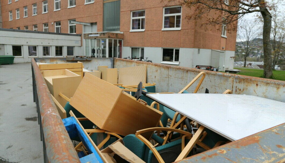 Bilde av møbler som ble kastet av et institutt ved NTNU tidligere i år.
