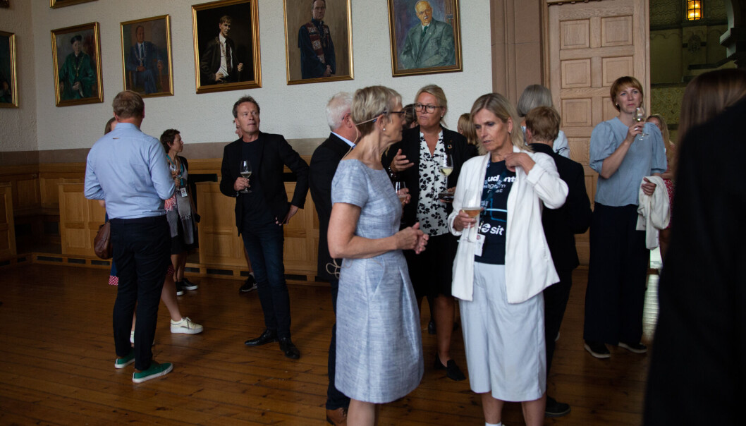 Dekaner og politikere møttes til lunsj i Rådssalen i Hovedbygningen ved NTNU mandag. I forgrunnen rektor Anne Borg sammen med Audhild Kvam, administrerende direktør i Sit. Dekaner og politikere møttes til lunsj i Rådssalen i Hovedbygningen ved NTNU mandag. I forgrunnen rektor Anne Borg sammen med Audhild Kvam, administrerende direktør i Sit.