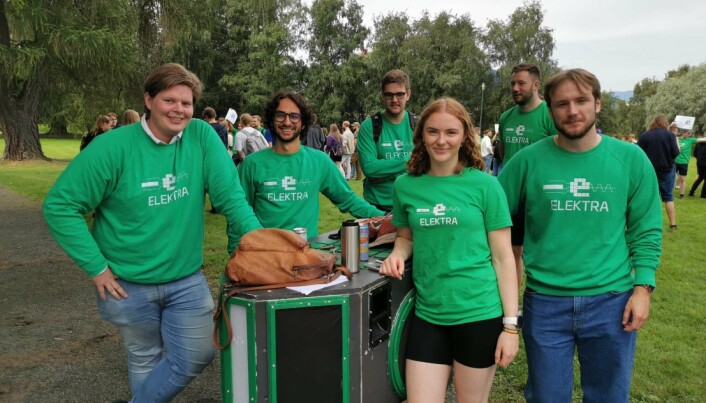 Elektra-faddere Tobias Kristensen, Christoffer Børge, Ragnhild Mortensen og Andreas Ipsen med linjeforeningens partymaskin. Elektra-faddere Tobias Kristensen, Christoffer Børge, Ragnhild Mortensen og Andreas Ipsen med linjeforeningens partymaskin.