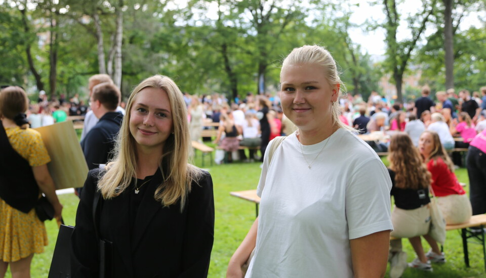 Ferske NTNU-studenter Kristine Utengen Bårdsnes og Annie Helberg kunne godt tenkt seg en immatrikuleringsseremoni på Gløshaugen, men de er fornøyd likevel.