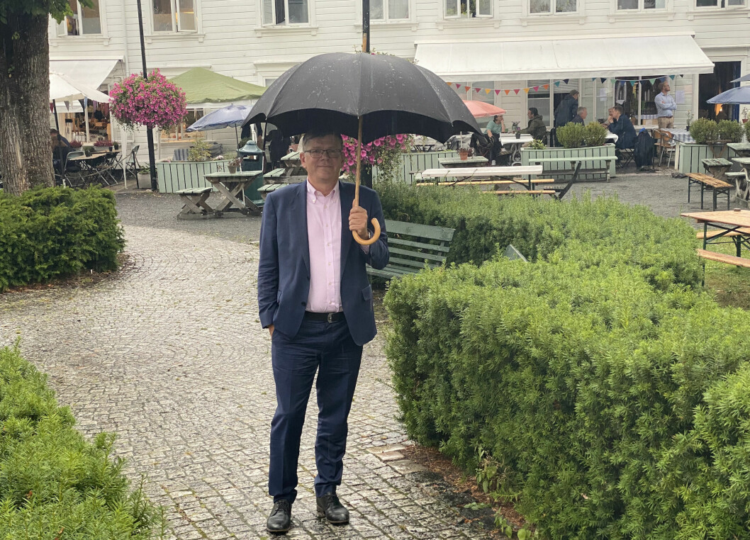 Om å stå i ubehaget: Tropisk regn på dag to i Arendalsuka. Rektor Svein Stølen er opptatt av at forskere og forskningsledere må tørre å oppsøke de ubehagelige samtalene.