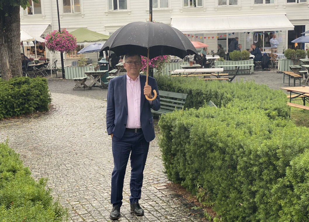 Om å stå i ubehaget: Tropisk regn på dag to i Arendalsuka. Rektor Svein Stølen er opptatt av at forskere og forskningsledere må tørre å oppsøke de ubehagelige samtalene. Om å stå i ubehaget: Tropisk regn på dag to i Arendalsuka. Rektor Svein Stølen er opptatt av at forskere og forskningsledere må tørre å oppsøke de ubehagelige samtalene.
