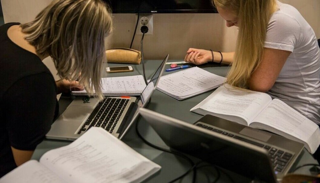 Illustrasjonsfoto: Kvinnelige studenter har gjerne flere langsiktige helseplager enn menn, ifølge SSBs funn. Illustrasjonsfoto: Kvinnelige studenter har gjerne flere langsiktige helseplager enn menn, ifølge SSBs funn.