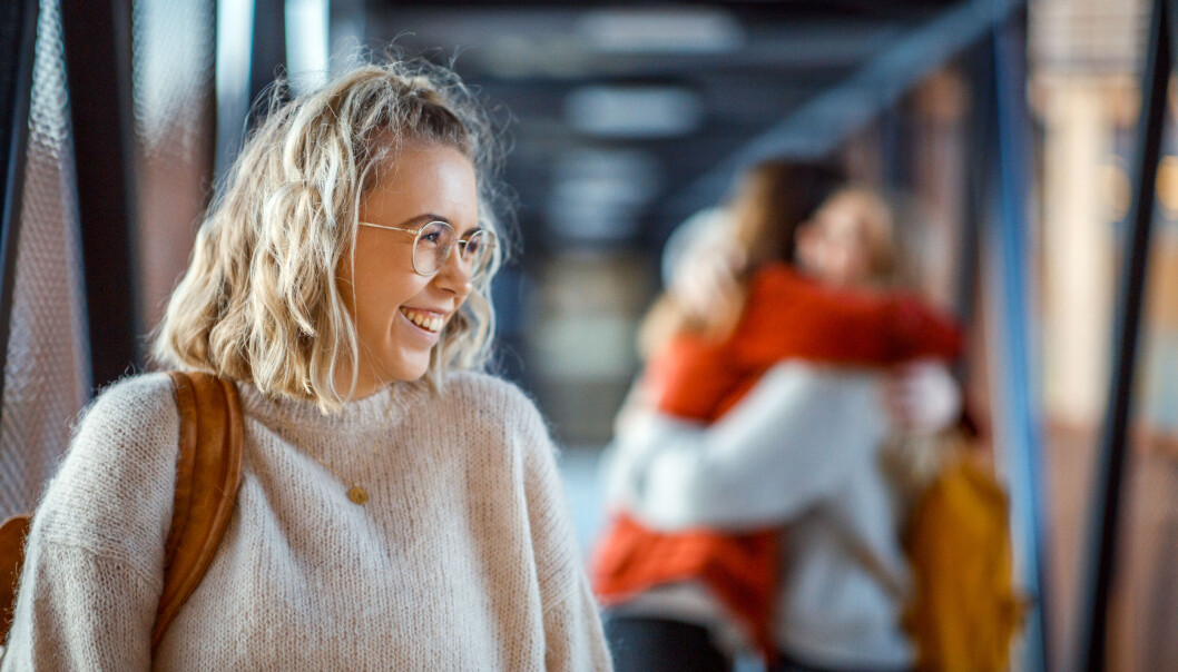 Kjære student, gi deg selv tid, oppsøk de små gruppene. Husk at alle er nye og føler seg små, skriver artikkelforfatterne. Kjære student, gi deg selv tid, oppsøk de små gruppene. Husk at alle er nye og føler seg små, skriver artikkelforfatterne.