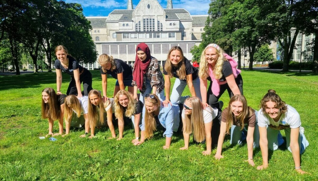 Ferske studenter stiller opp på velkomstdag. Ferske studenter stiller opp på velkomstdag.