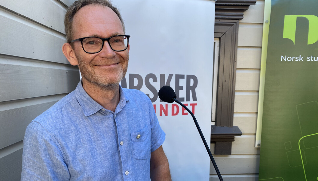 - Alle har misforstått om hva som står i KDs høringsnotat om professor II-ordningen, hevder statssekretær Oddmund Løkensgard Hoel. - Alle har misforstått om hva som står i KDs høringsnotat om professor II-ordningen, hevder statssekretær Oddmund Løkensgard Hoel.