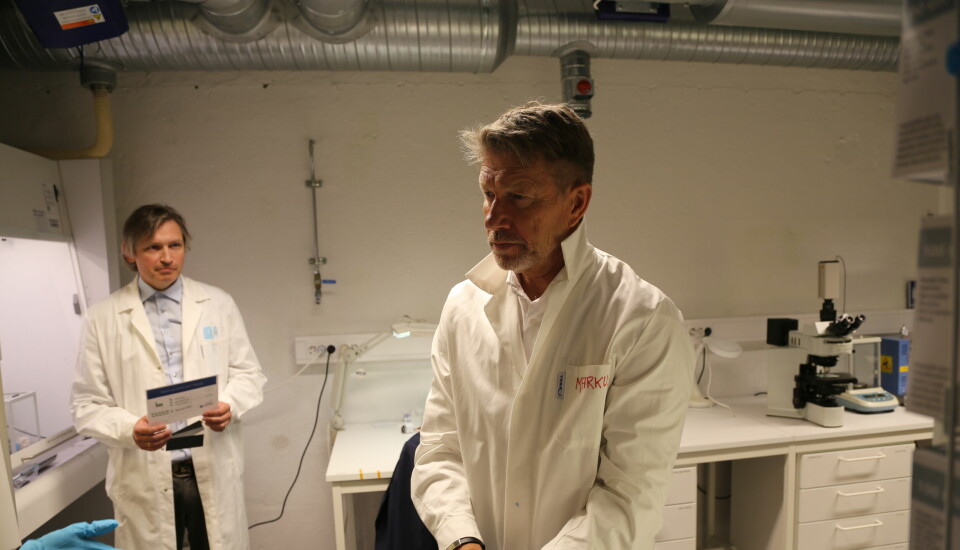 Dette er ikke Markus, som labfrakken skulle tilsi, men olje- og energiminister Terje Aasland. I bakgrunnen: Professor ved NTNU Odne Stokke Burheim.