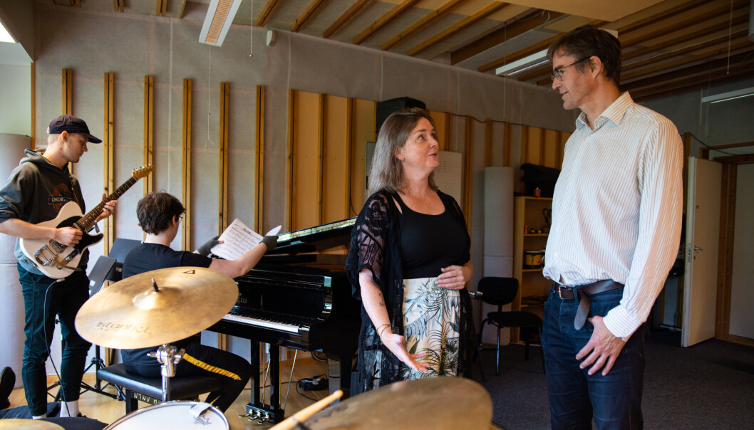 I lydstudioet på Musikk er det bandøving. Nora Bilalovic Kulset og Tore Kirkholt forteller at flere av rommene trenger lydisolering og ekstrautstyr for å fungere for deres studenter. I lydstudioet på Musikk er det bandøving. Nora Bilalovic Kulset og Tore Kirkholt forteller at flere av rommene trenger lydisolering og ekstrautstyr for å fungere for deres studenter.