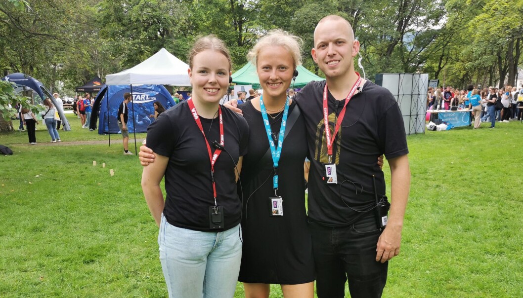 Ukesjef Kari Johanne Sørensen Bøckman, Isfitpresident Åse Håtveit og Samfundetleder Jonas Strøm Scheie arrangerte Fadderuke Kick-off på immatrikuleringen sammen med Velferdstinget og Study Trondheim i Høyskoleparken. Ukesjef Kari Johanne Sørensen Bøckman, Isfitpresident Åse Håtveit og Samfundetleder Jonas Strøm Scheie arrangerte Fadderuke Kick-off på immatrikuleringen sammen med Velferdstinget og Study Trondheim i Høyskoleparken.