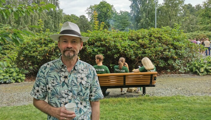 Professor og styremedlem Aksel Tjora tok også turen til Fadderuke Kick-off og mener en kombinasjon av sosialt arrangement i parken og seremoniell feiring på campus er måte gjøre det på neste år. Professor og styremedlem Aksel Tjora tok også turen til Fadderuke Kick-off og mener en kombinasjon av sosialt arrangement i parken og seremoniell feiring på campus er måte gjøre det på neste år.