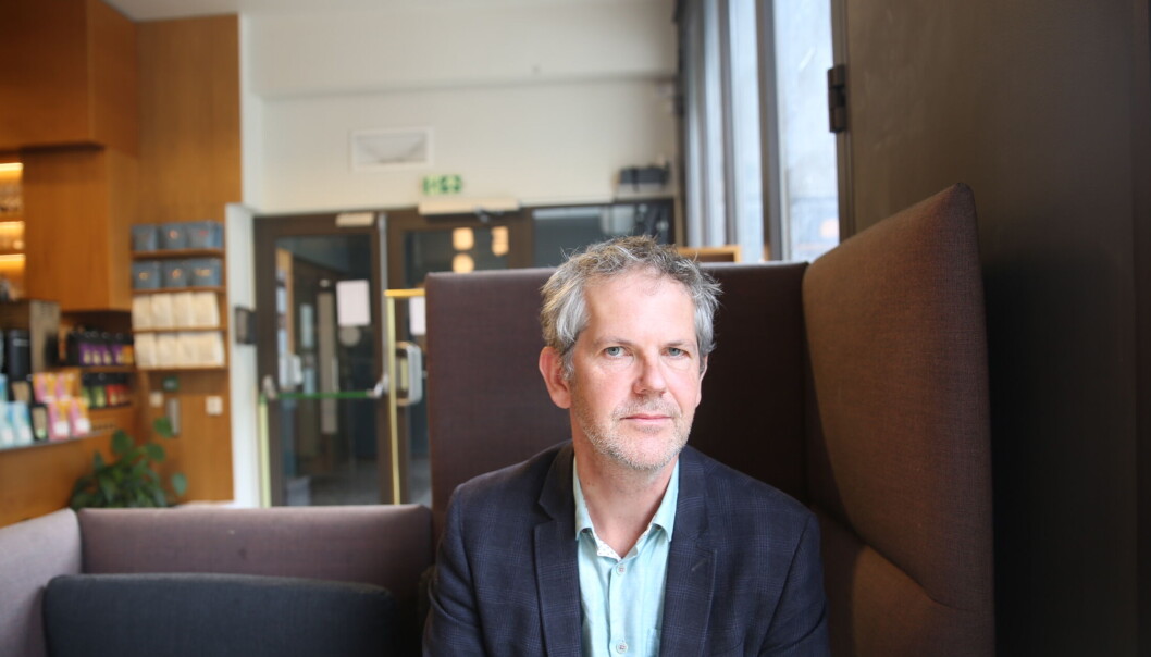 Professor Paul Goring mener en følelse av eierskap over fiksjonelle tekster kan forklare hvorfor så mange reagerer på skuespillerne i Ringenes Herre-serien. Professor Paul Goring mener en følelse av eierskap over fiksjonelle tekster kan forklare hvorfor så mange reagerer på skuespillerne i Ringenes Herre-serien.