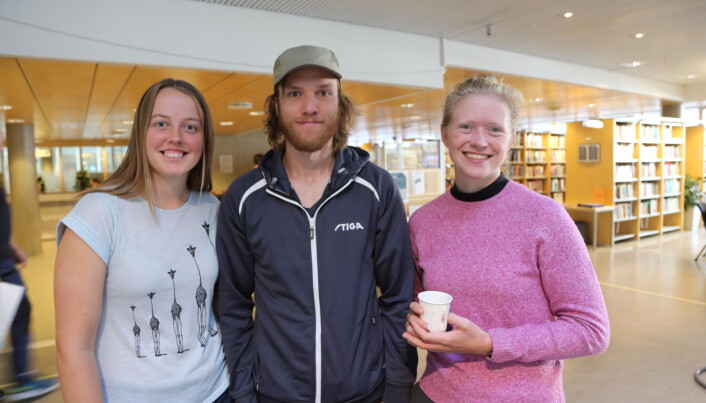 Studentene Ine Straumbotn, Bendik Brekke og Hedda Førde tok med seg en sopp fra soppturen på søndag for å få den undersøkt.