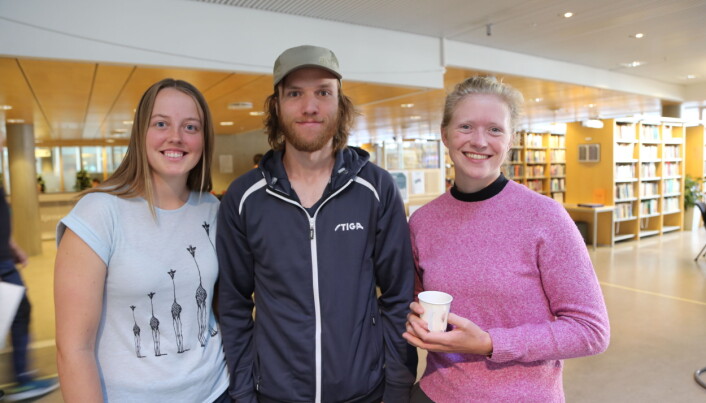 Studentene Ine Straumbotn, Bendik Brekke og Hedda Førde tok med seg en sopp fra soppturen på søndag for å få den undersøkt. Studentene Ine Straumbotn, Bendik Brekke og Hedda Førde tok med seg en sopp fra soppturen på søndag for å få den undersøkt.