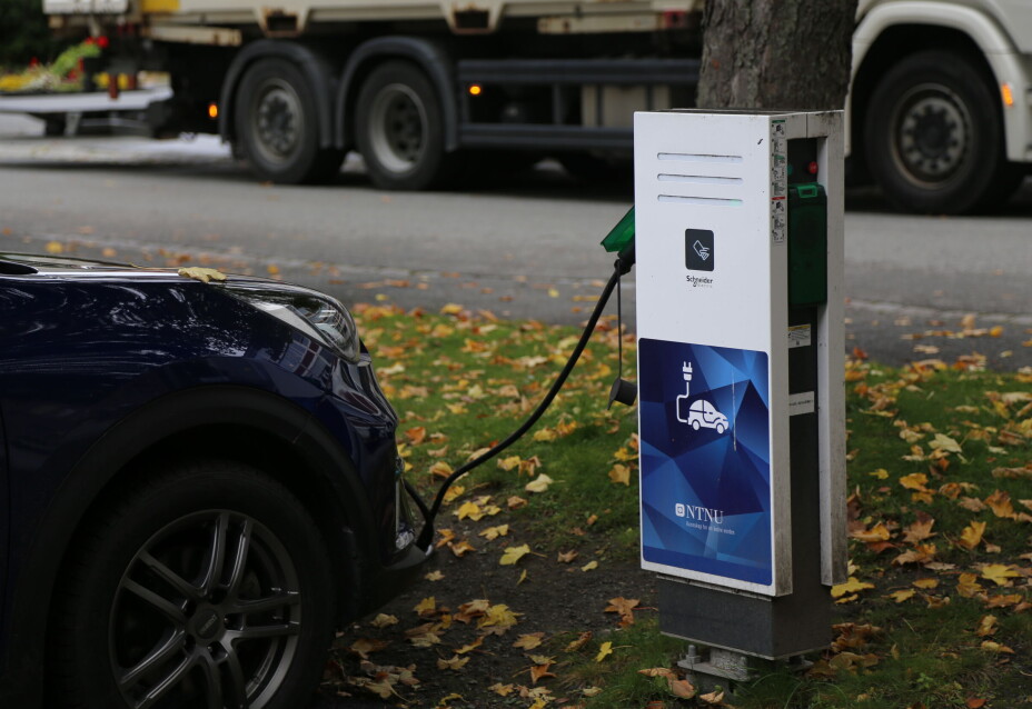 Kritiserer nye parkeringsregler: - Vanskeligere for ansatte med barn